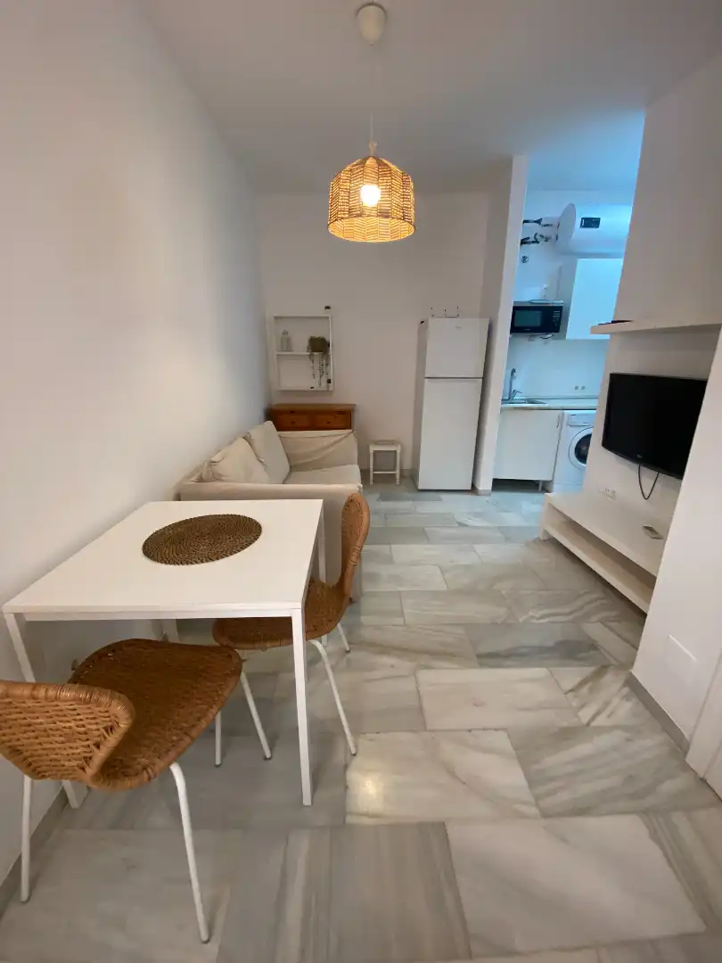Menjador de Apartament de lloguer en Málaga amb Aire condicionat, Moblat i Rentadora