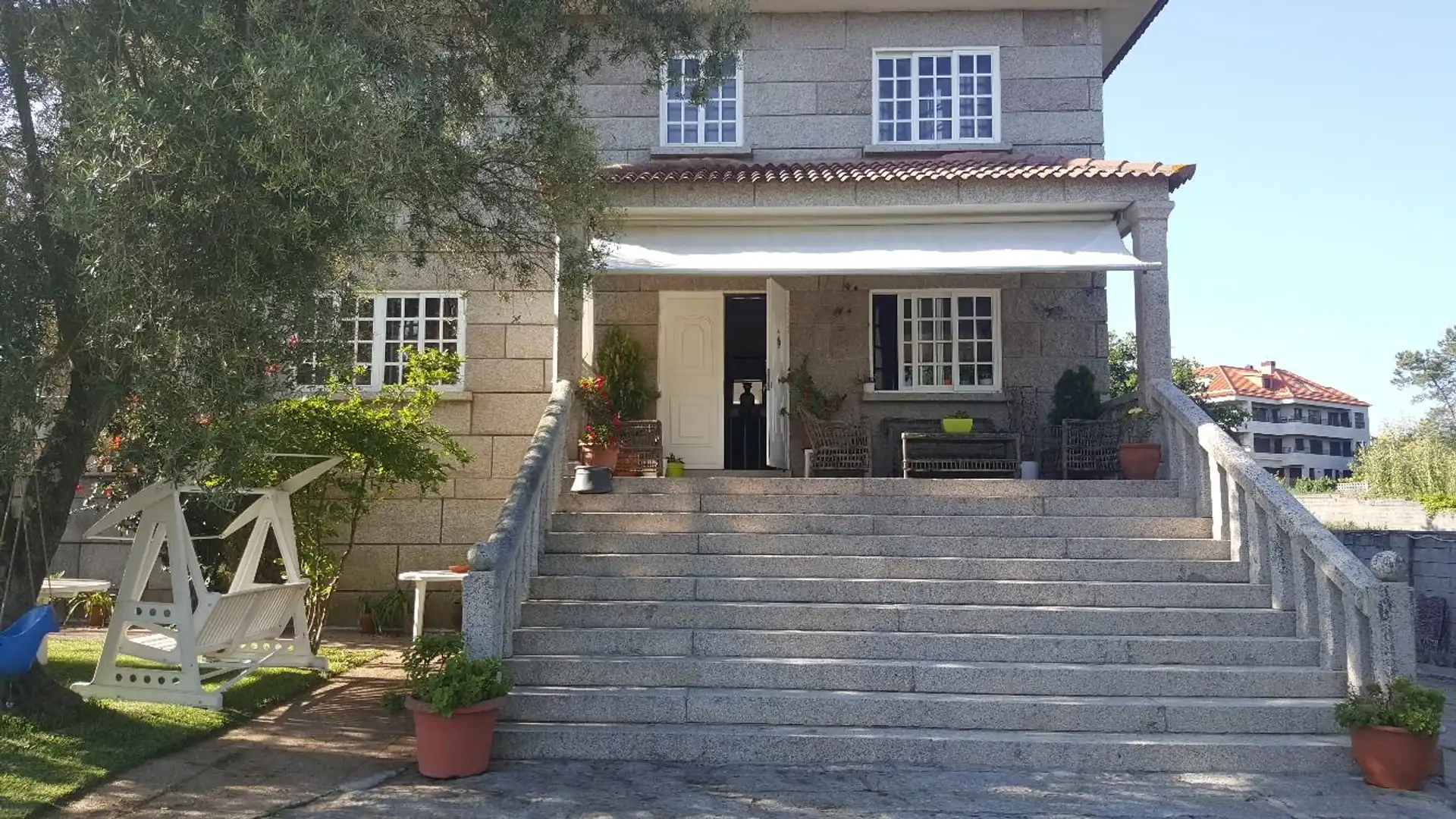 Vista exterior de Casa o xalet en venda en Nigrán amb Jardí privat, Piscina i Balcó