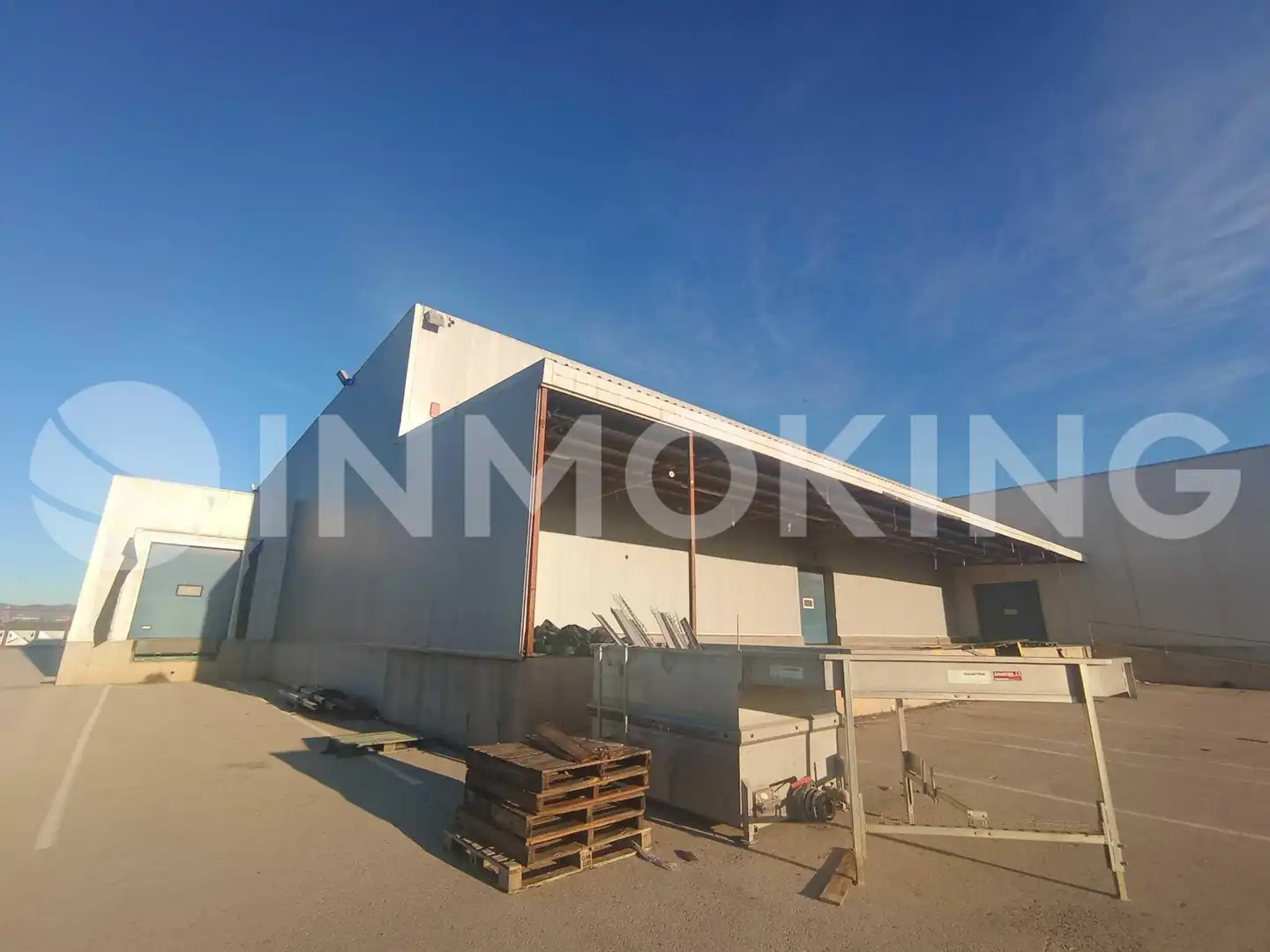Vista exterior de Nave industrial en venta en Murcia con Alarma