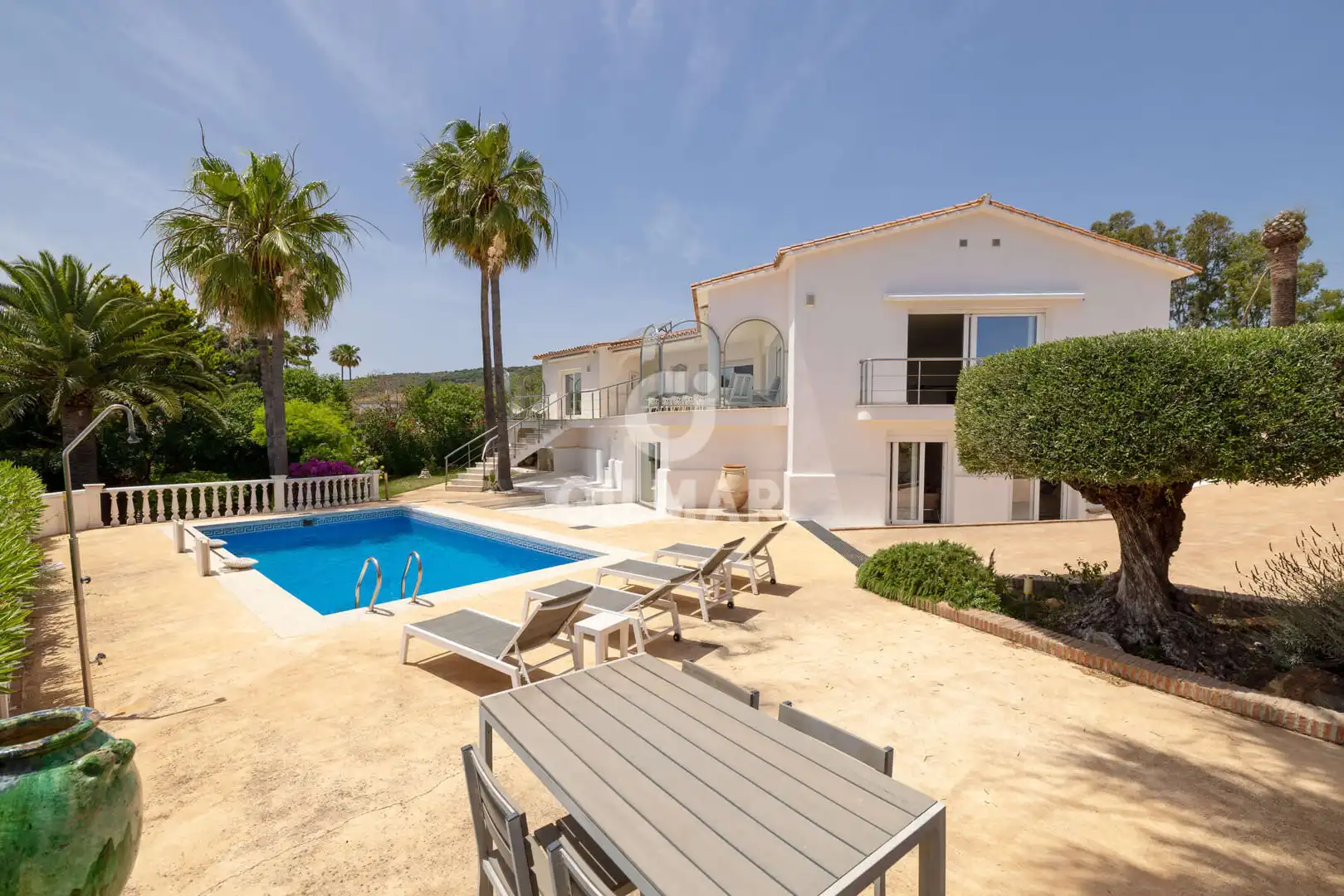 Vista exterior de Casa o xalet en venda en Sotogrande amb Calefacció, Jardí privat i Piscina