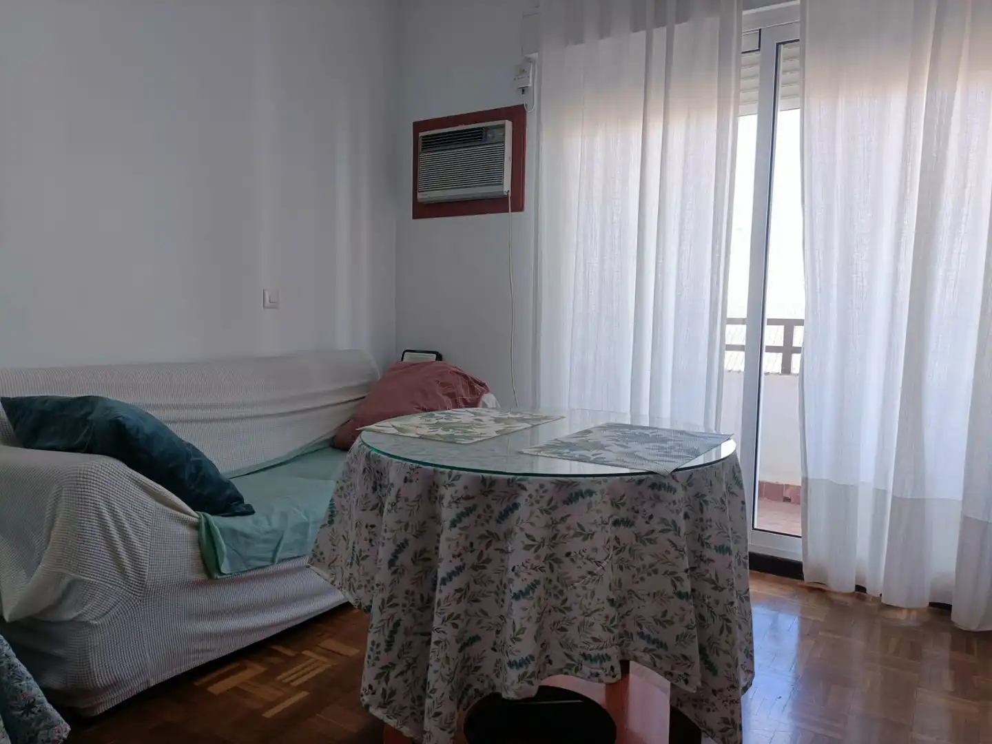 Sala d'estar de Estudi de lloguer en Sevilla amb Aire condicionat, Terrassa i Moblat