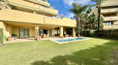 EXCLUSIVO APARTAMENTO CON JARDÍN Y PISCINA EN LA MARINA DE SOTOGRANDE