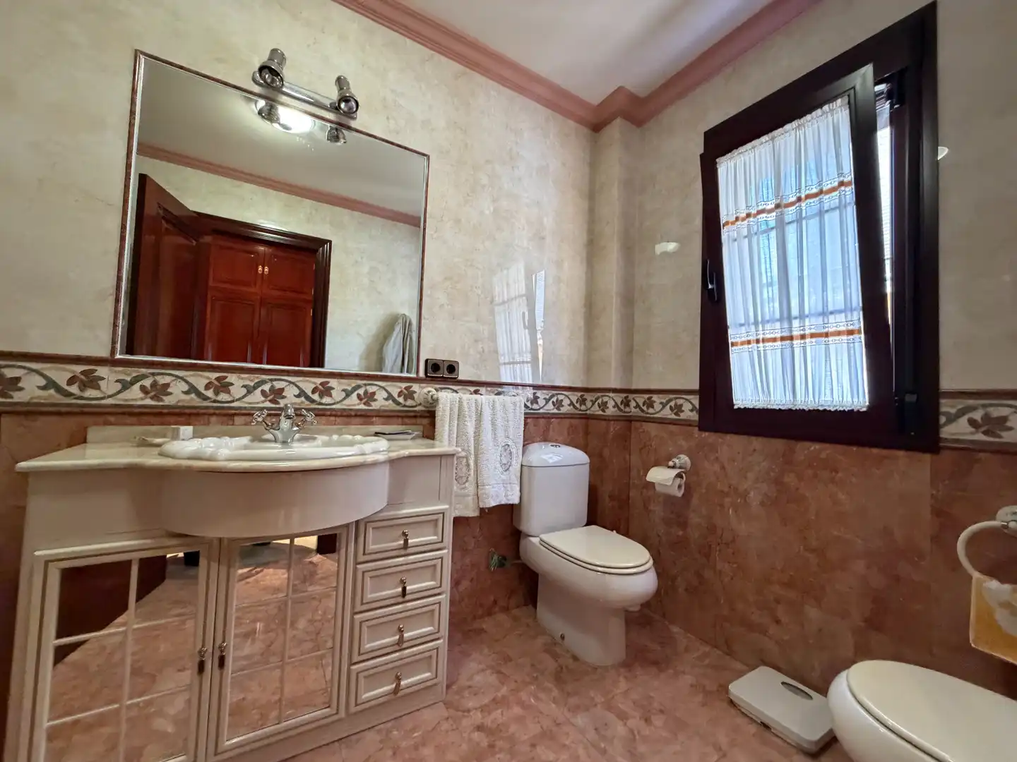 Bany de Casa o xalet en venda en Bormujos amb Aire condicionat, Jardí privat i Terrassa