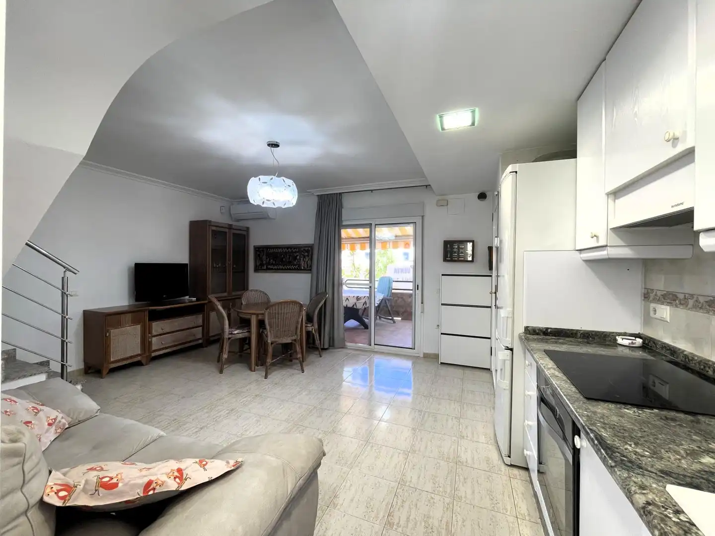 Wohnzimmer von Einfamilien-Reihenhaus zum Verkauf in Oropesa del Mar / Orpesa mit Klimaanlage, Terrasse und Möbliert