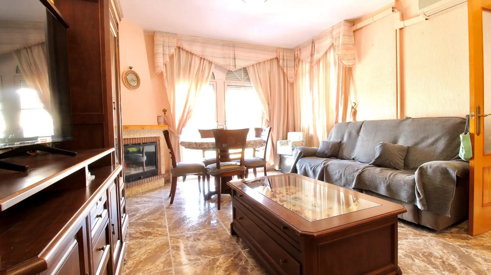 Sala de estar de Casa adosada en venta en Roquetas de Mar con Aire acondicionado, Terraza y Trastero