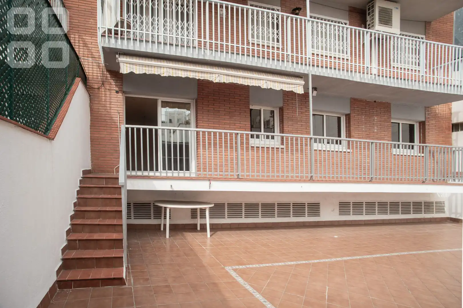 Vista exterior de Piso en venta en L'Hospitalet de Llobregat con Parquet, Terraza y Balcón