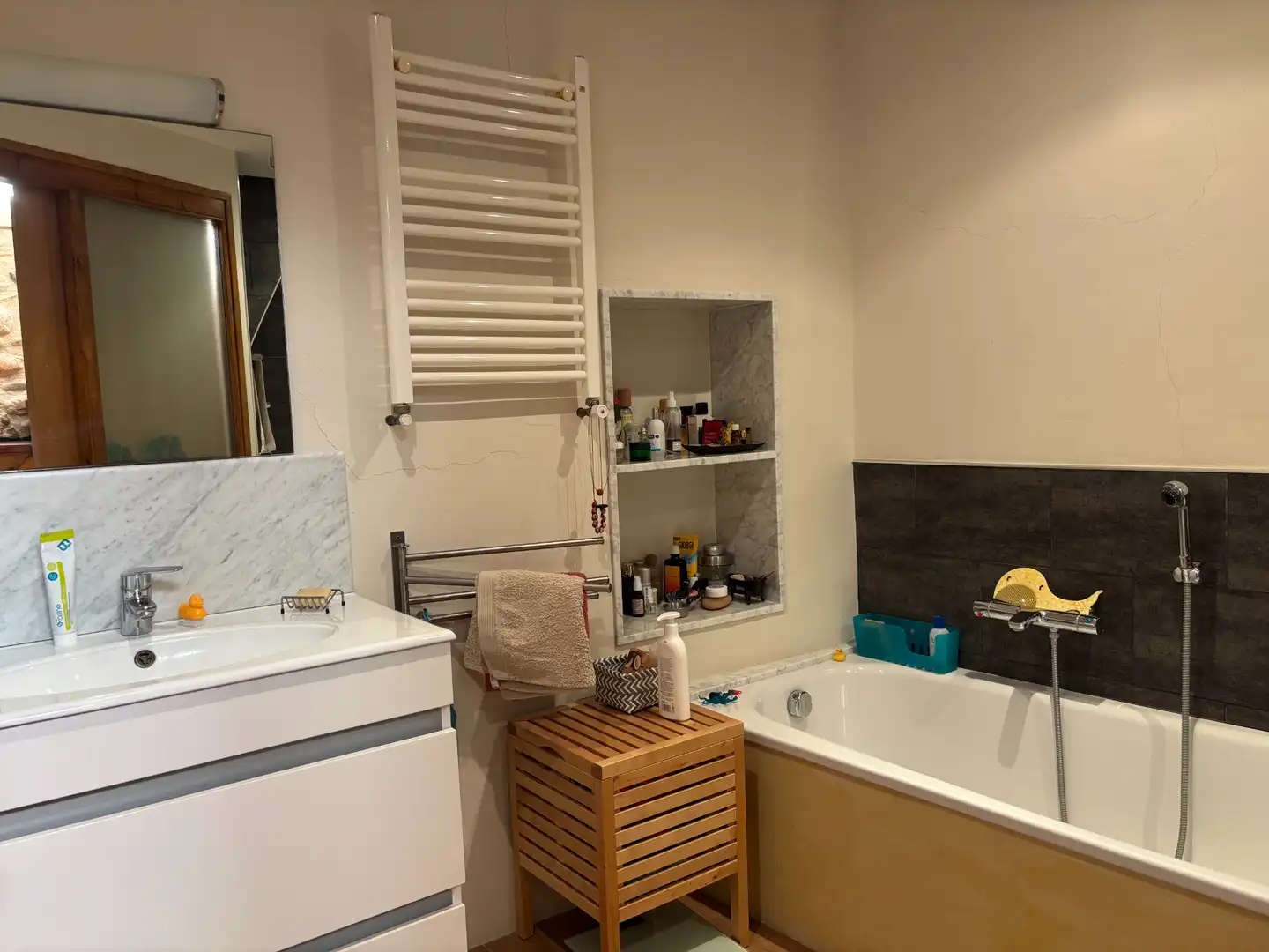 Badezimmer von Einfamilien-Reihenhaus zum Verkauf in Flaçà mit Klimaanlage, Heizung und Privatgarten