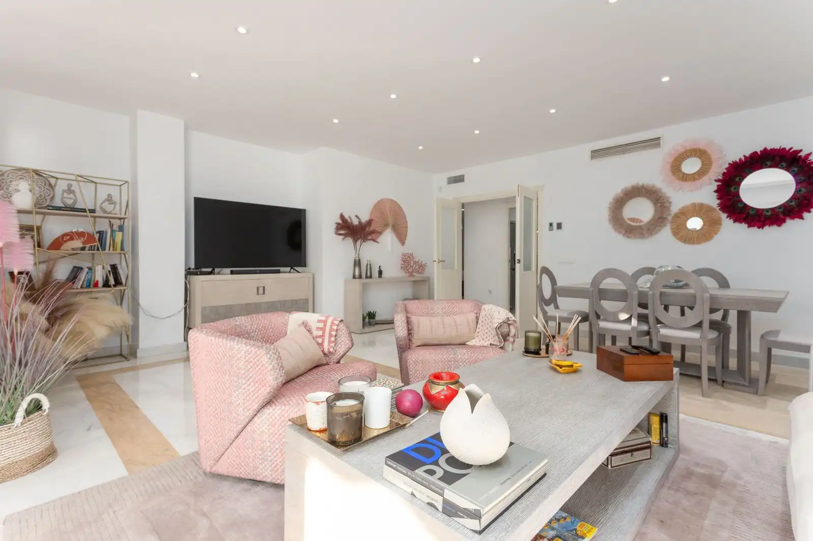 Wohnzimmer von Wohnung zum Verkauf in Marbella mit Klimaanlage, Privatgarten und Terrasse