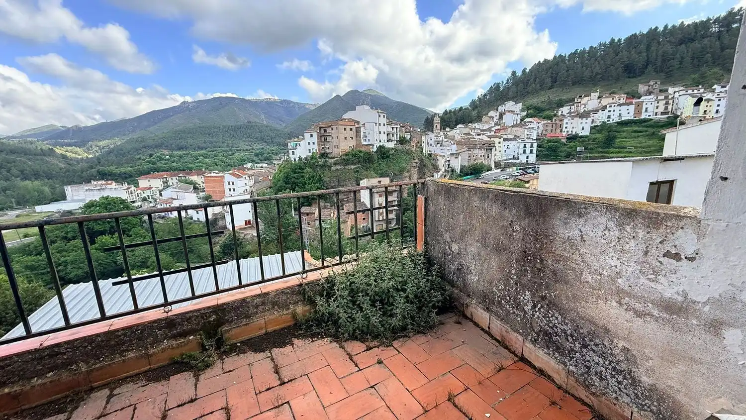 Balcony of Houses for sale in Montán  with Storage room