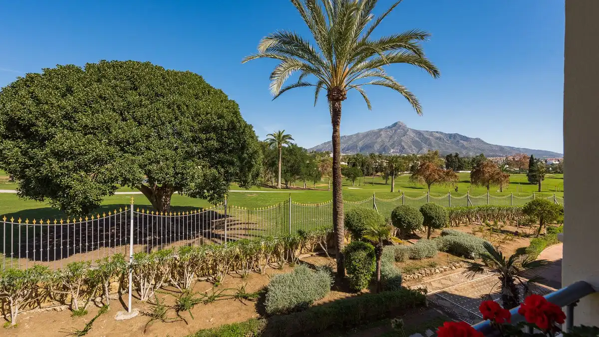 Apartamento con piscina en venta en Nueva Andalucía, imagen 2
