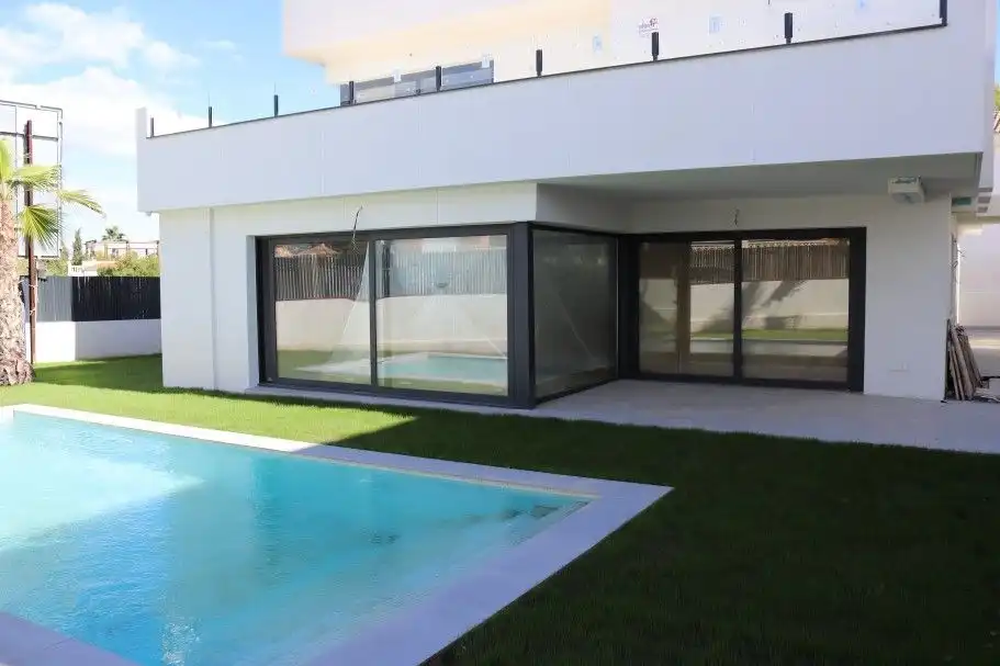 Piscina de Casa o chalet en venta en L'Alfàs del Pi con Aire acondicionado, Calefacción y Jardín privado