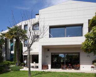 Vista exterior de Casa o xalet en venda en Alella amb Jardí privat, Terrassa i Piscina