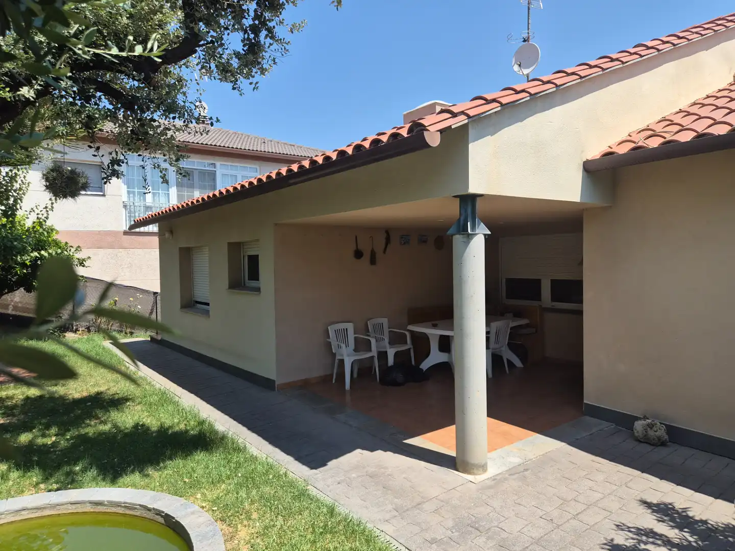 Vista exterior de Casa o xalet en venda en Rubí amb Aire condicionat, Calefacció i Jardí privat