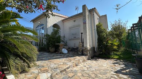 Esta casa unifamiliar de esquina, diseÃada con mucho cariÃo, estÃ ubicada en una urbanizaciÃn tranquila y bien cuidada, y ofrece l