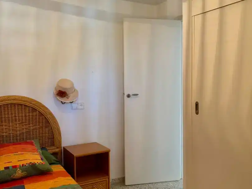 Dormitori de Pis de lloguer en Orihuela amb Aire condicionat, Jardí privat i Moblat