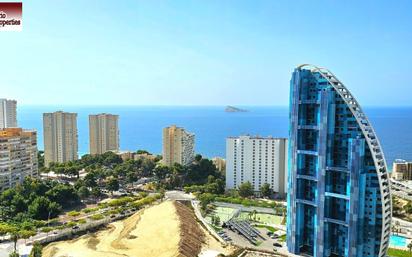 Vista exterior de Apartament en venda en Benidorm amb Aire condicionat, Jardí privat i Parquet