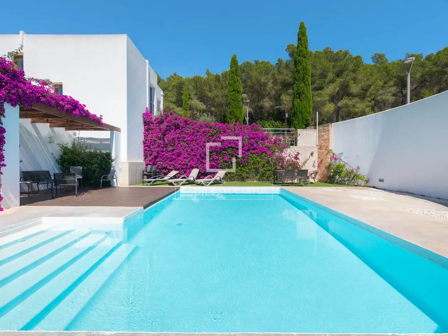 Schwimmbecken von Haus oder Chalet zum Verkauf in Santa Eulària des Riu mit Klimaanlage, Heizung und Terrasse