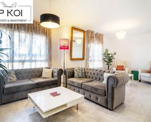 Sala d'estar de Pis de lloguer en  Sevilla Capital amb Aire condicionat i Piscina comunitària