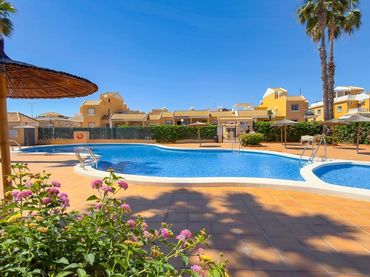 Casa aparellada amb piscina en venda a Ciudad Quesada