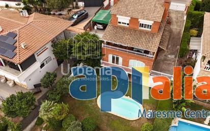 Vista exterior de Casa o xalet en venda en Cabrils amb Calefacció, Terrassa i Piscina