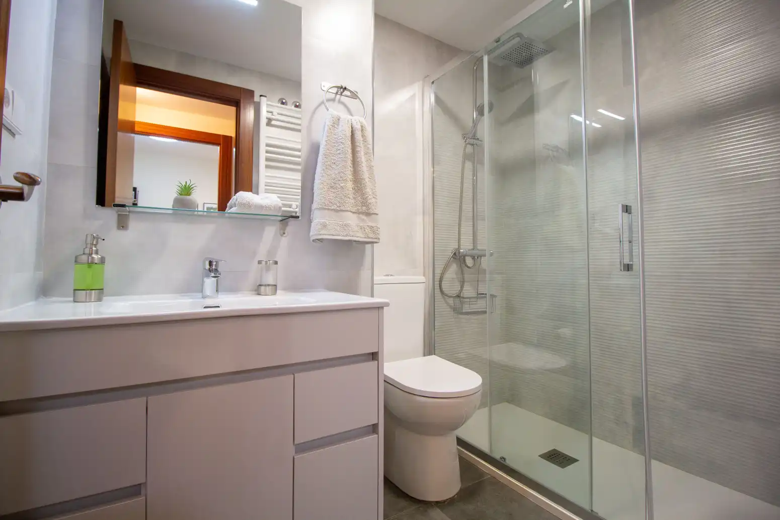 Baño de Piso de alquiler en Gijón  con Calefacción, Terraza y Trastero