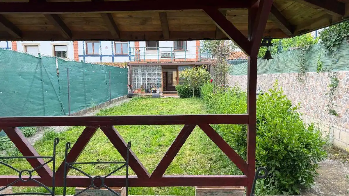 Jardí de Casa o xalet en venda en Castro-Urdiales amb Calefacció, Jardí privat i Terrassa