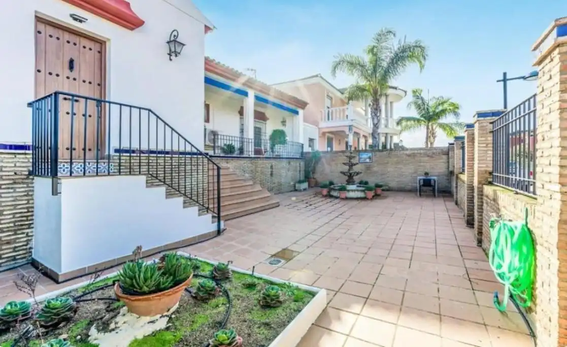 Vista exterior de Casa o xalet en venda en Salteras amb Aire condicionat, Jardí privat i Piscina