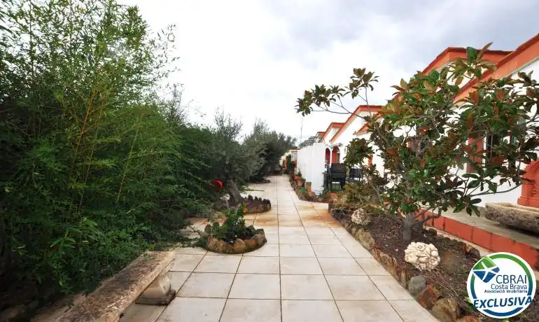 Garten von Einfamilien-Reihenhaus zum Verkauf in Roses mit Heizung