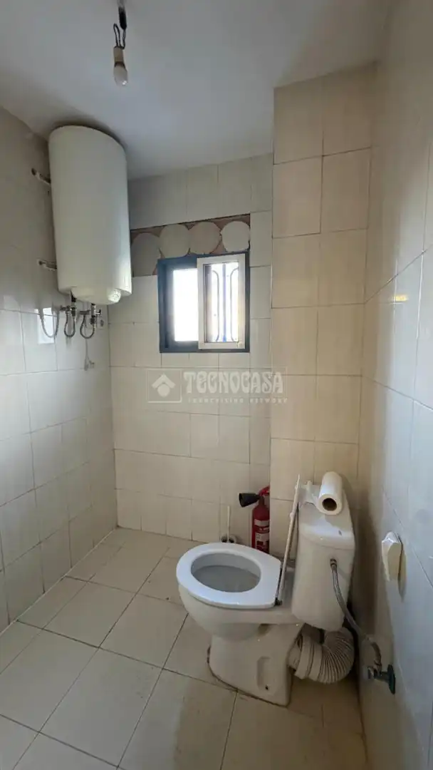 Baño de Local en venta en Alcalá de Henares con Aire acondicionado