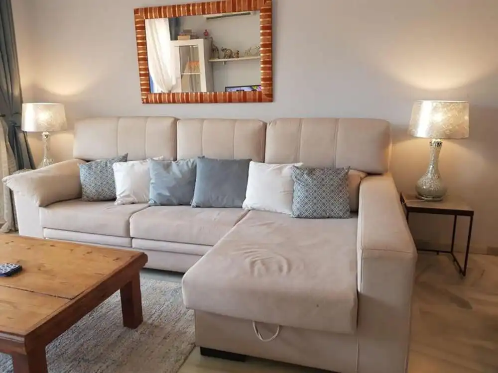 Sala d'estar de Casa adosada de lloguer en Marbella amb Aire condicionat, Jardí privat i Terrassa