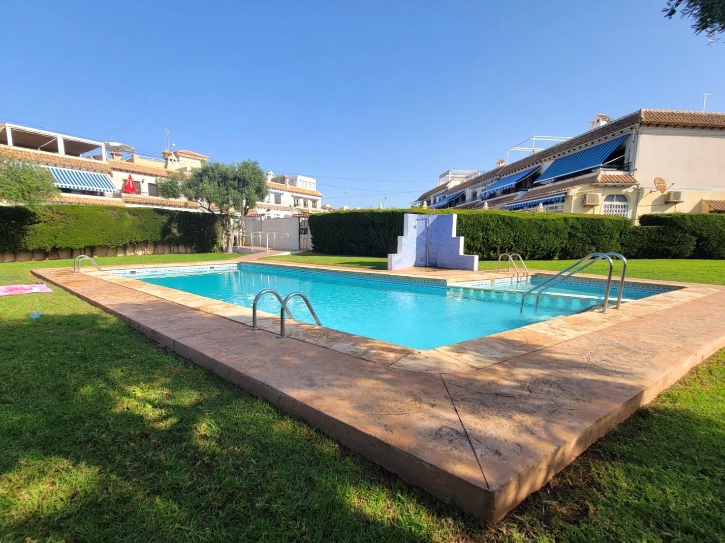 Piscina de Casa o xalet en venda en Torrevieja amb Aire condicionat, Terrassa i Traster