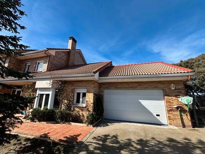 Vista exterior de Casa o xalet en venda en El Espinar amb Aire condicionat, Calefacció i Jardí privat