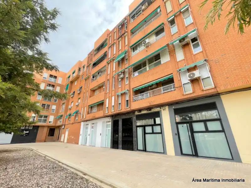 Vista exterior de Piso en venta en Valencia con Aire acondicionado, Calefacción y Horno