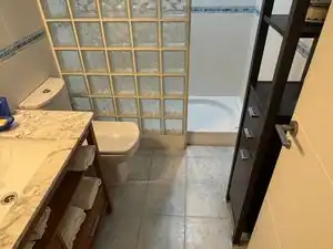 Badezimmer von Wohnung zur Miete in Torredembarra mit Klimaanlage, Heizung und Privatgarten