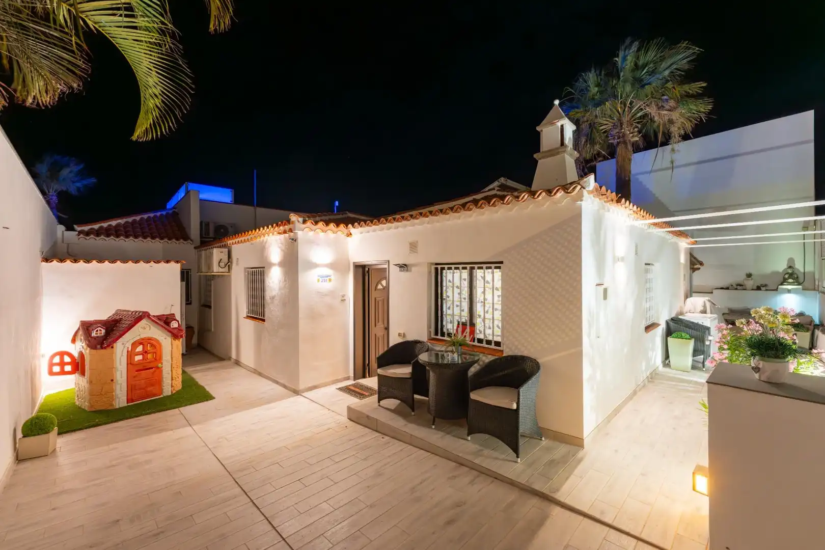 Vista exterior de Casa o xalet en venda en San Miguel de Abona amb Aire condicionat, Jardí privat i Terrassa