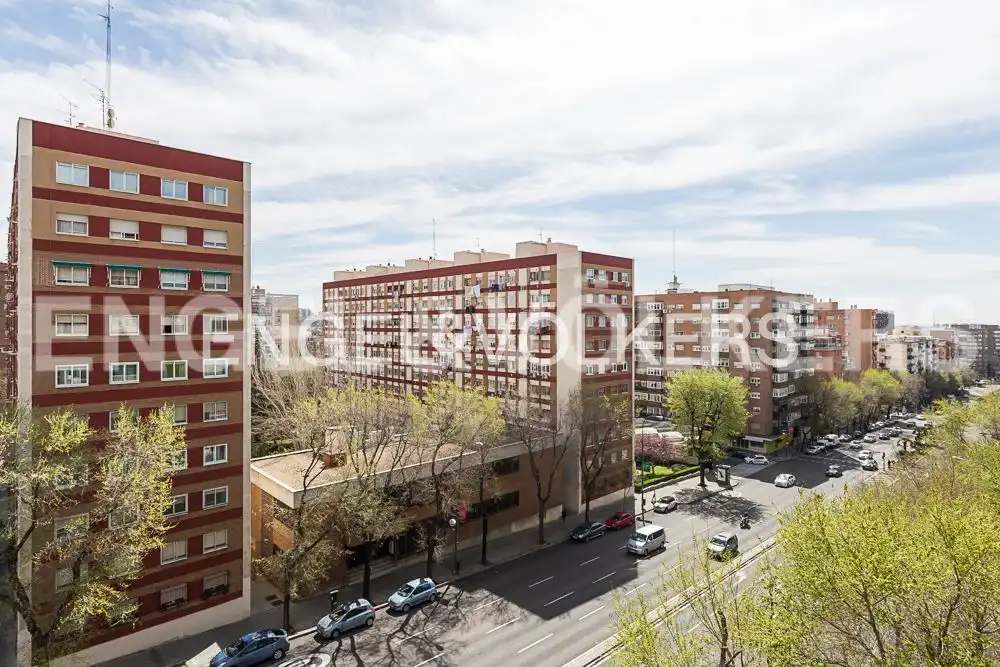 Vista exterior de Casa o xalet en venda en Madrid amb Calefacció, Jardí privat i Balcó