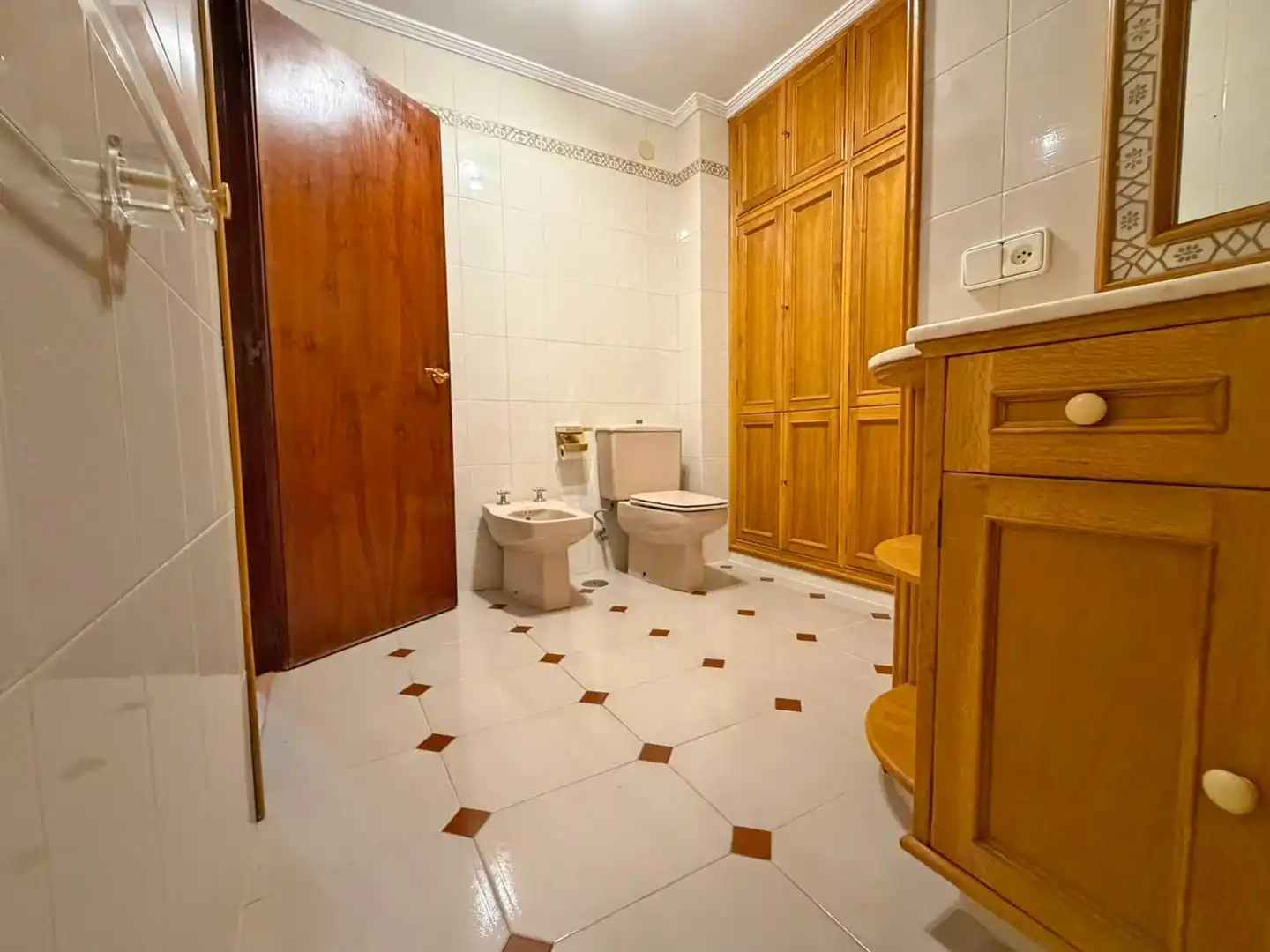 Badezimmer von Wohnung zum Verkauf in Alicante / Alacant mit Klimaanlage, Terrasse und Abstellraum