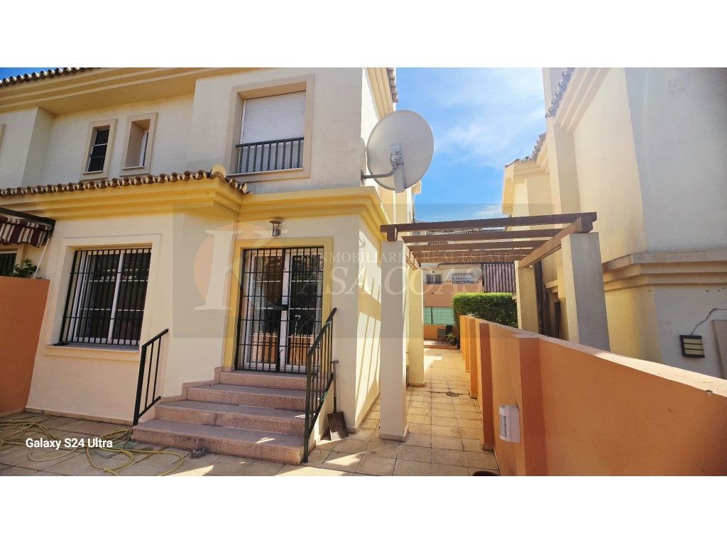 Vista exterior de Casa adosada en venda en Fuengirola amb Aire condicionat, Terrassa i Moblat