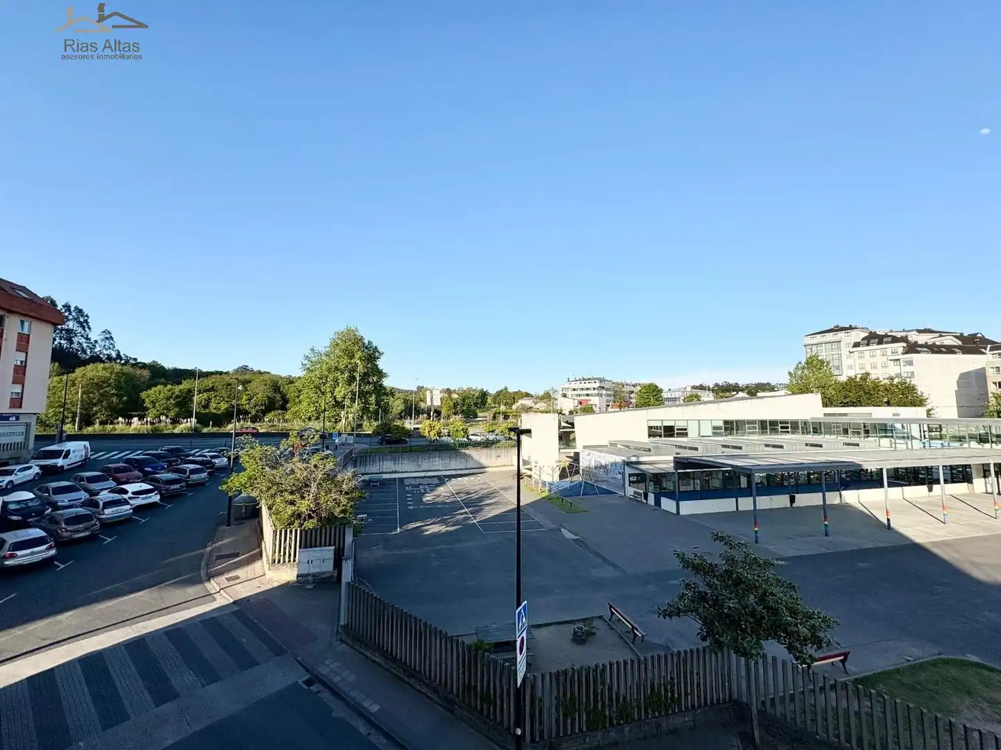 Vista exterior de Pis en venda en Cambre  amb Calefacció, Parquet i Traster