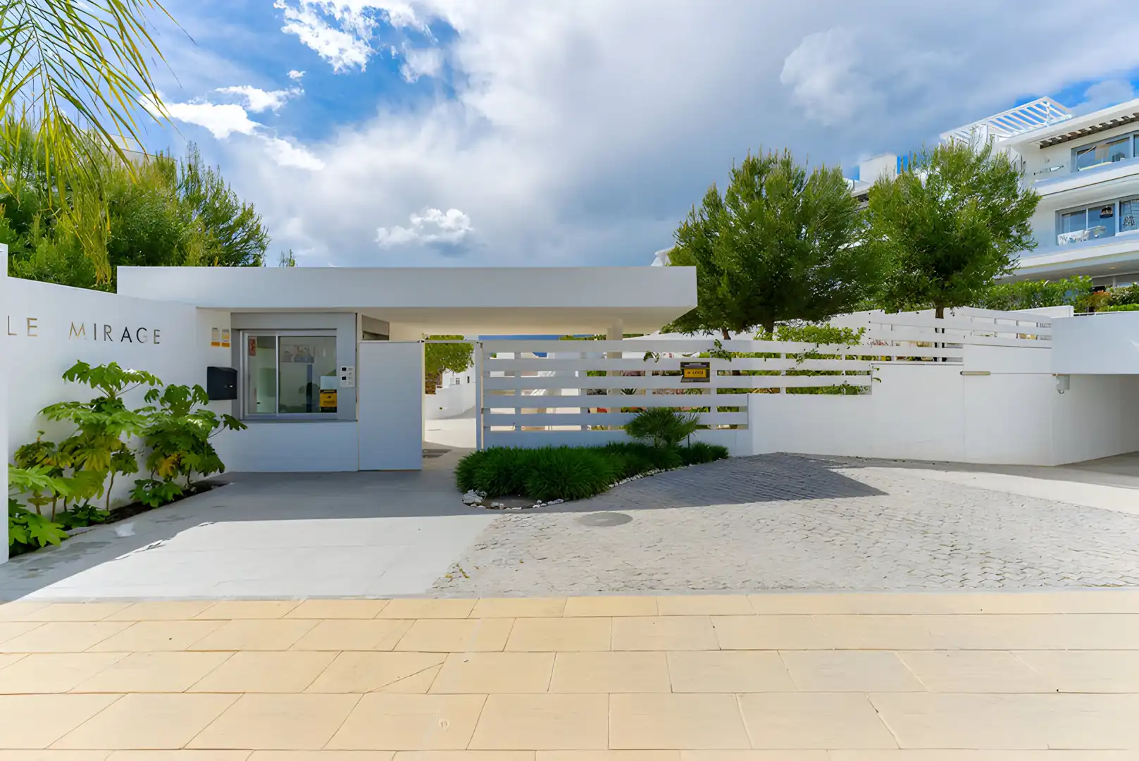 Vista exterior de Planta baixa en venda en Estepona amb Aire condicionat, Terrassa i Piscina