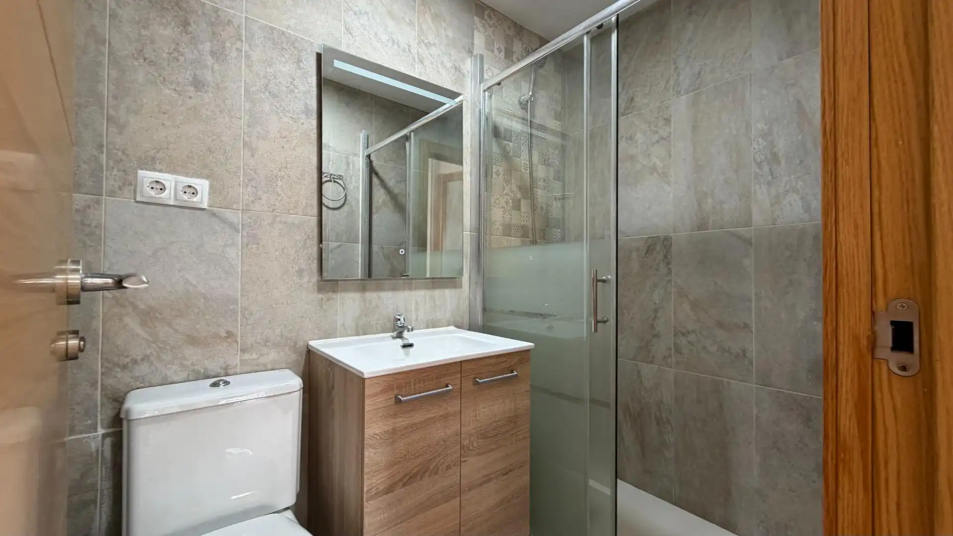 Bathroom of Flat for sale in Paterna  with Air Conditioner, Parquet flooring and Terrace