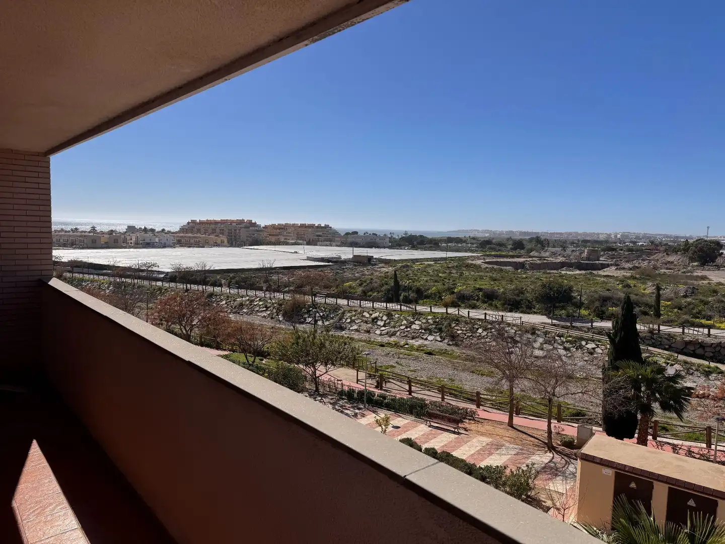 Vista exterior de Piso en venta en Roquetas de Mar con Aire acondicionado, Terraza y Piscina comunitaria