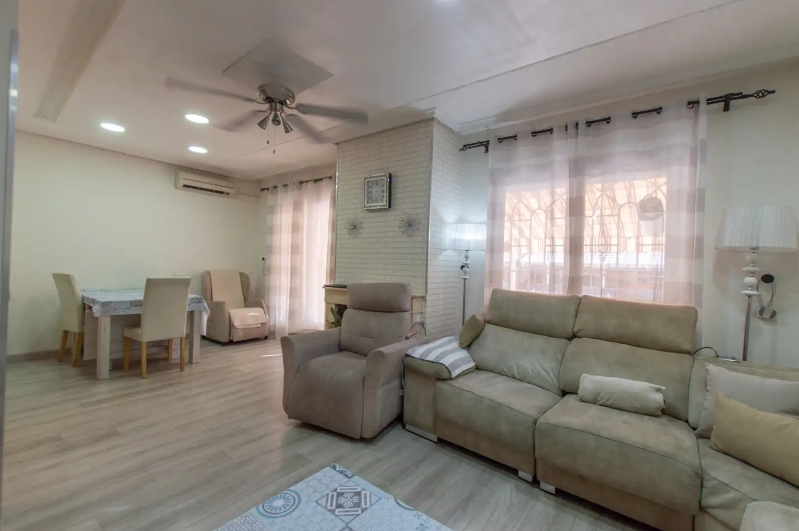 Sala de estar de Casa adosada en venta en Alcalá de Henares con Aire acondicionado, Calefacción y Terraza