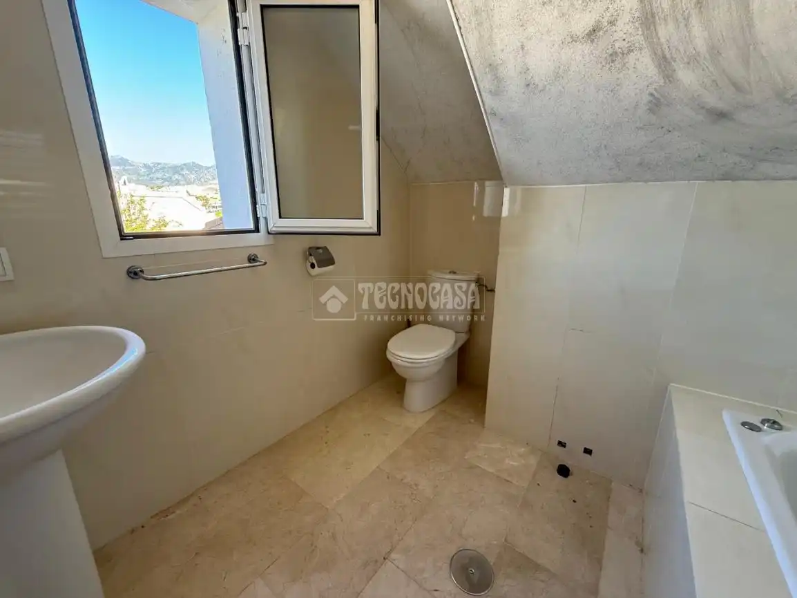 Bany de Casa o xalet en venda en Benalmádena amb Aire condicionat, Jardí privat i Terrassa