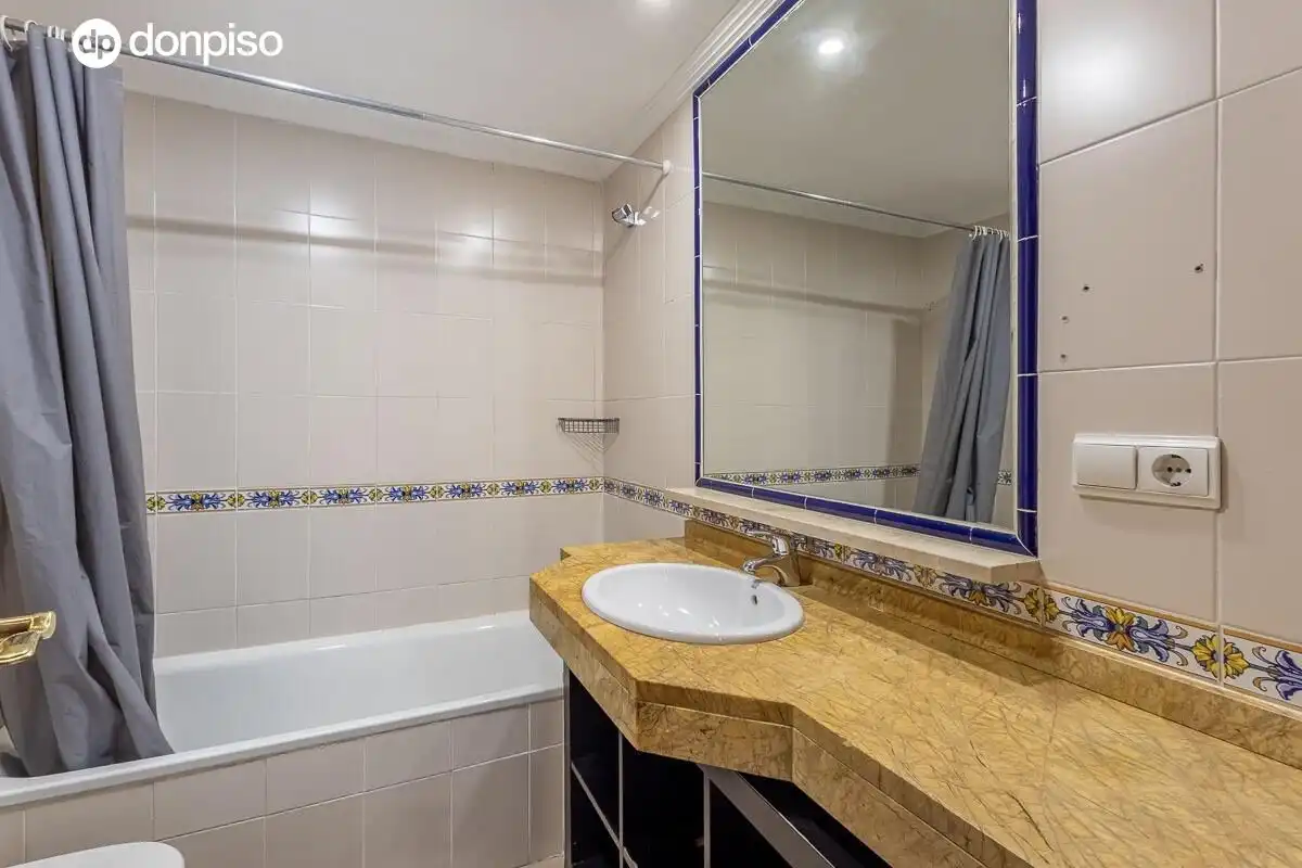 Bany de Pis en venda en Granada amb Aire condicionat, Calefacció i Piscina comunitària