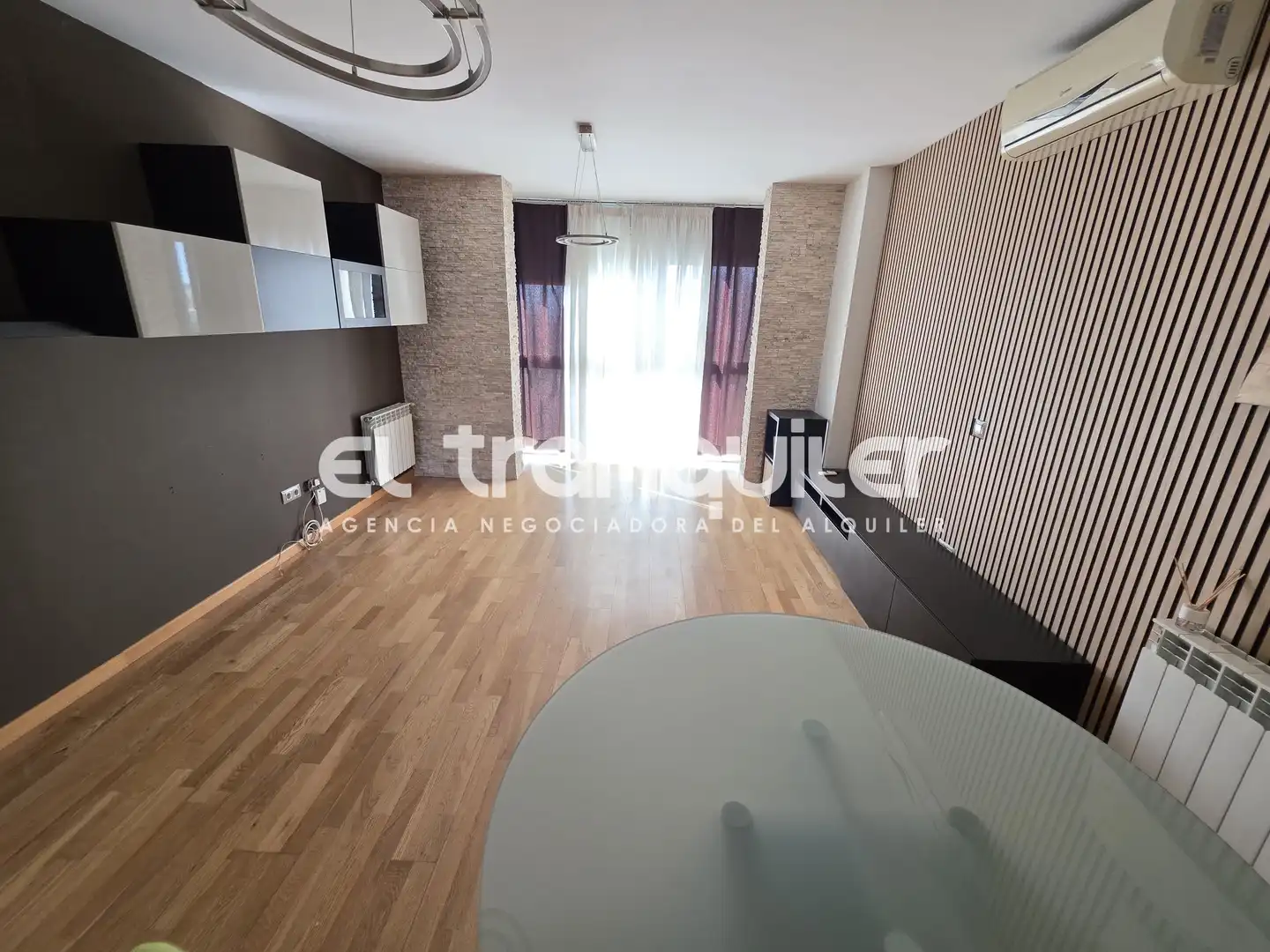 Living room of Flat for rent in Madrid  with Air Conditioner, Parquet flooring and Storage room