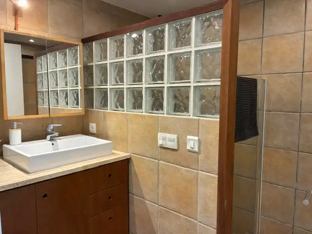Badezimmer von Erdgeschoss zum Verkauf in Palamós mit Klimaanlage, Privatgarten und Terrasse