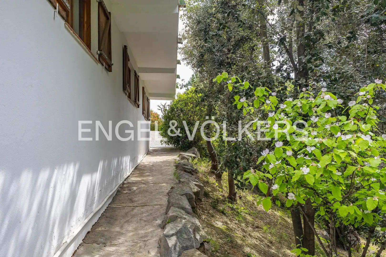 Terrassa de Casa o xalet en venda en Cerdanyola del Vallès amb Calefacció, Jardí privat i Parquet