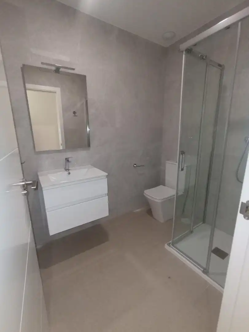 Badezimmer von Wohnung zur Miete in Sevilla mit Klimaanlage, Terrasse und Abstellraum