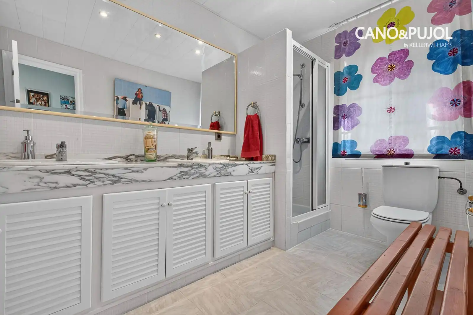Bathroom of Houses for sale in Ca n'Oriol